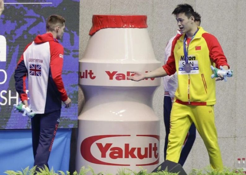 Duncan Scott (GBR) и Sun Yang (CHN) на церемонии награждения Чемпионата мира по плаванию 2019.